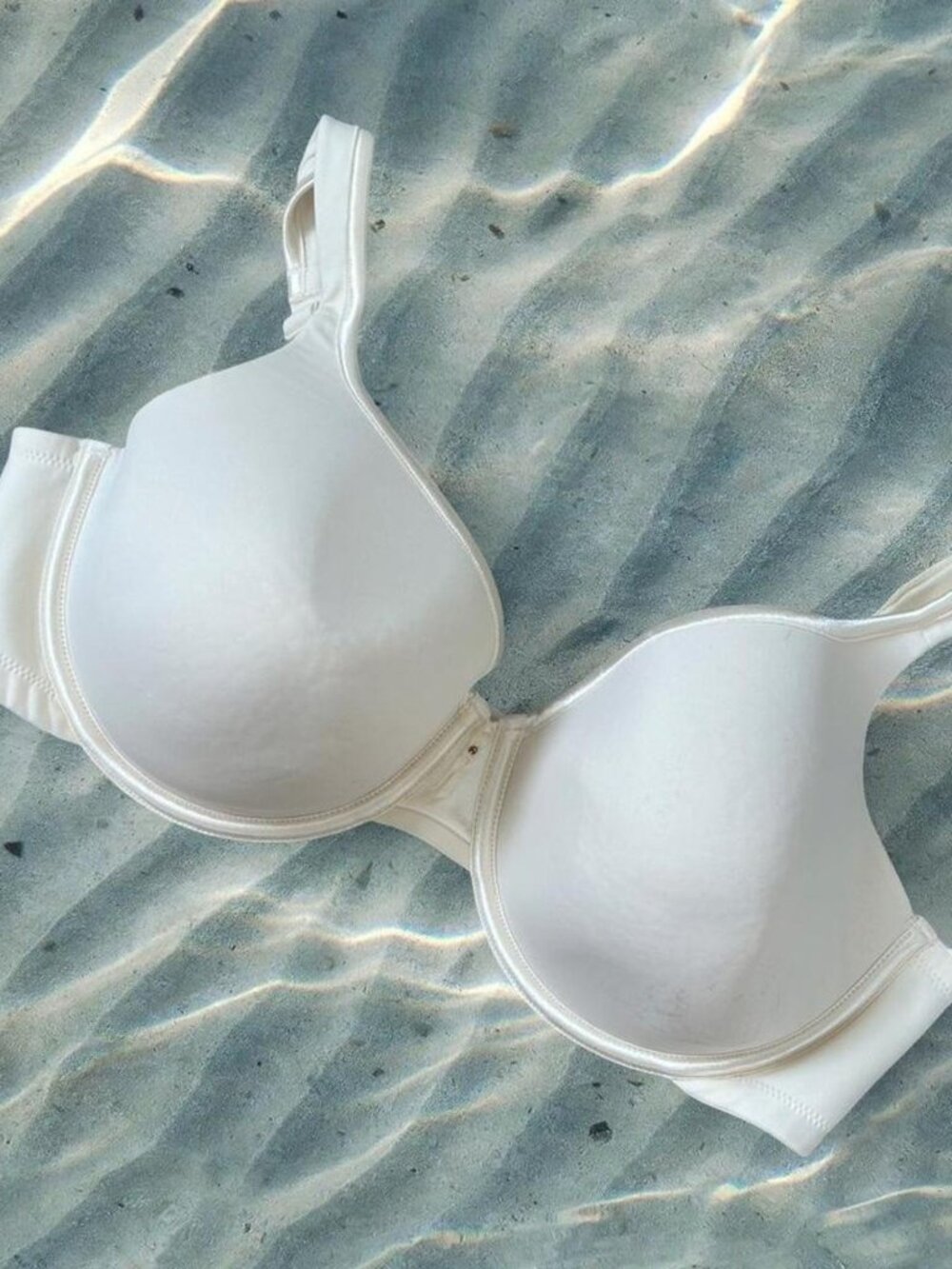 Beautiful vintage Vanity Fair creamy white bra ⭐️ Size 38D